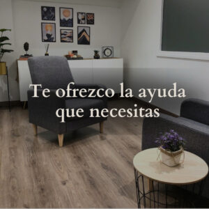 Despacho con dos butacas y decoración con texto "Te ofrezco la ayuda que necesitas"