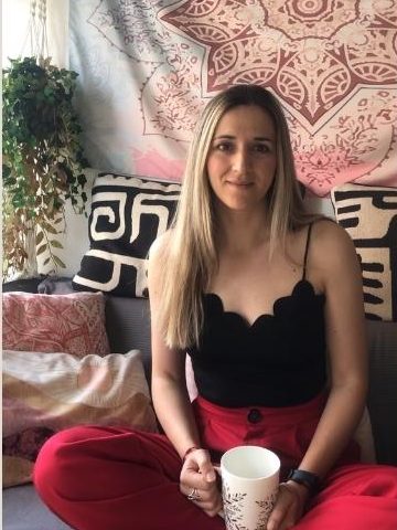 Imagen de Noemí Cánovas, experta en terapia sistémica y Gestalt Lleida, sentada en un sofá