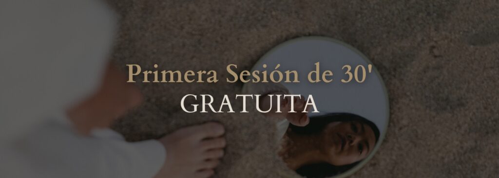 Espejo en la arena reflejando el rostro de una mujer con el texto "Primera sesión de 30' GRATUITA"