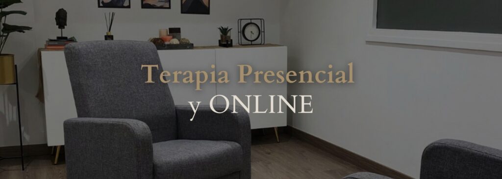Despacho de terapia con sillones y decoración minimalista con texto
